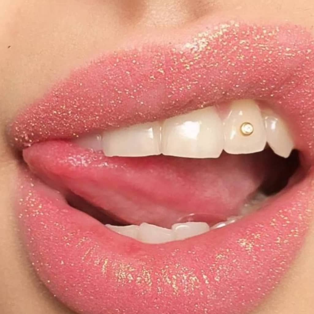 Glossy lip and makeup finish